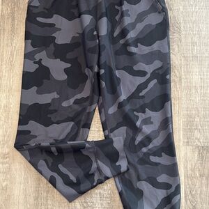 Old Navy Women's Camouflage Joggers in Black and Gray